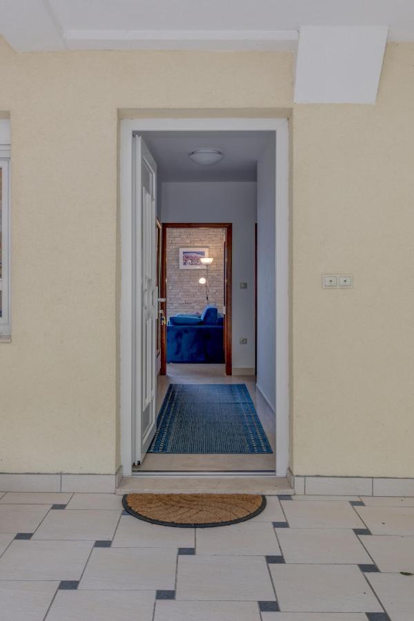 Apartmani Mirta Omis A Экстерьер фото